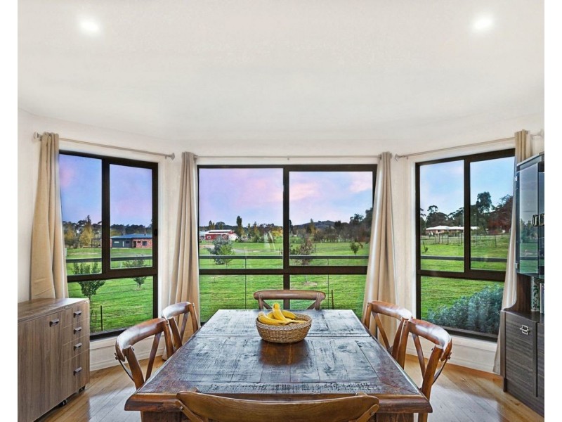 2 Roseneath Lane, Sedgwick VIC 3551