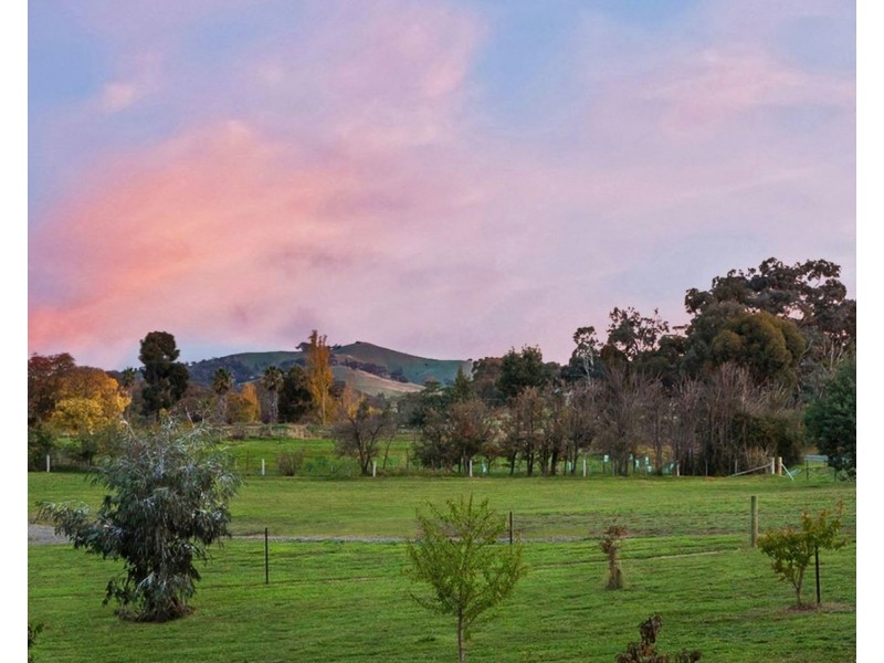 2 Roseneath Lane, Sedgwick VIC 3551