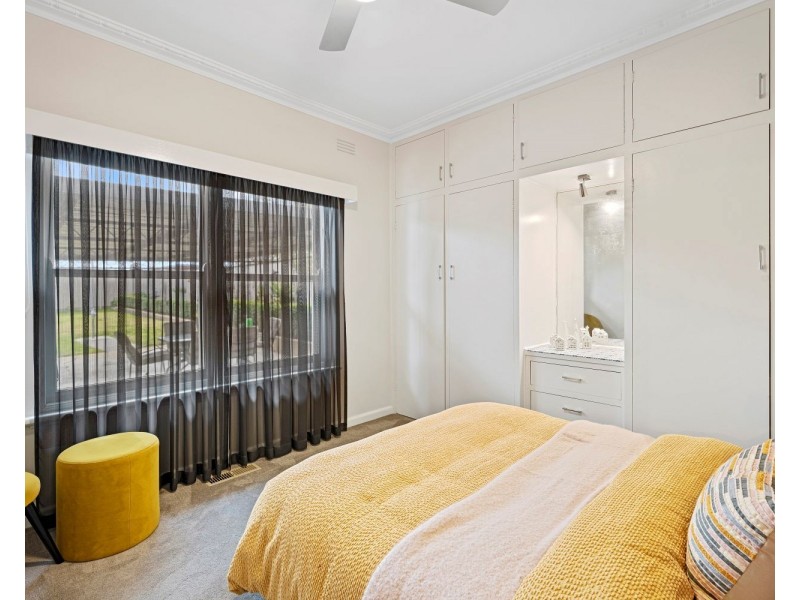 9 Leonard Avenue, Flora Hill VIC 3550