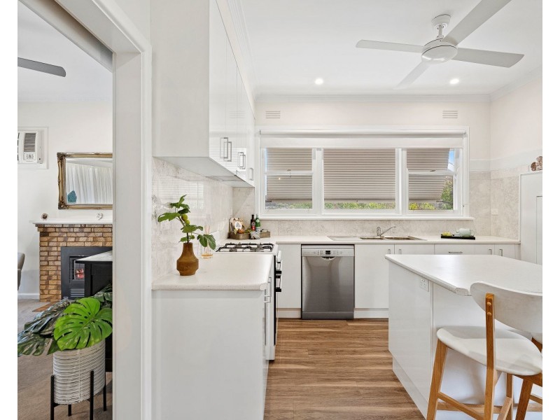 9 Leonard Avenue, Flora Hill VIC 3550