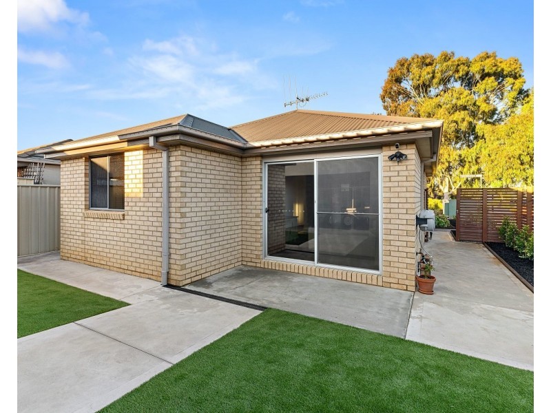 1/4-6 Greenview Circuit, Epsom VIC 3551