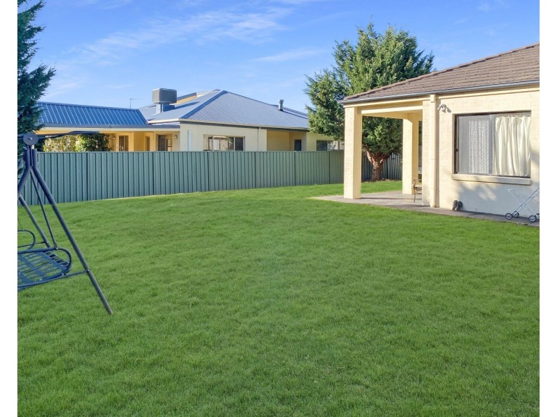 17 Ellesmere Terrace, Strathdale VIC 3550