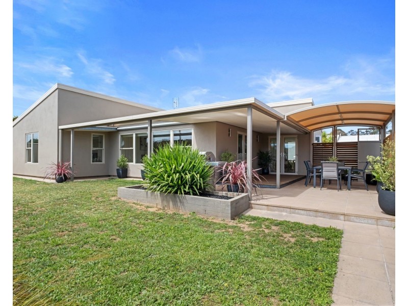 1/8 Phillis Street, Kangaroo Flat VIC 3555