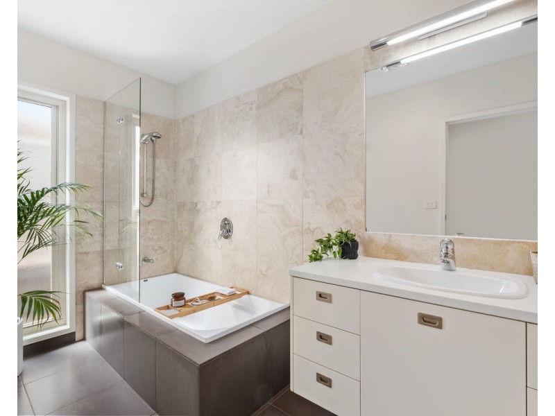 1/8 Phillis Street, Kangaroo Flat VIC 3555