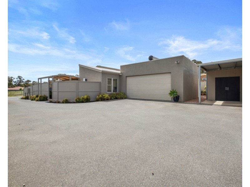 1/8 Phillis Street, Kangaroo Flat VIC 3555
