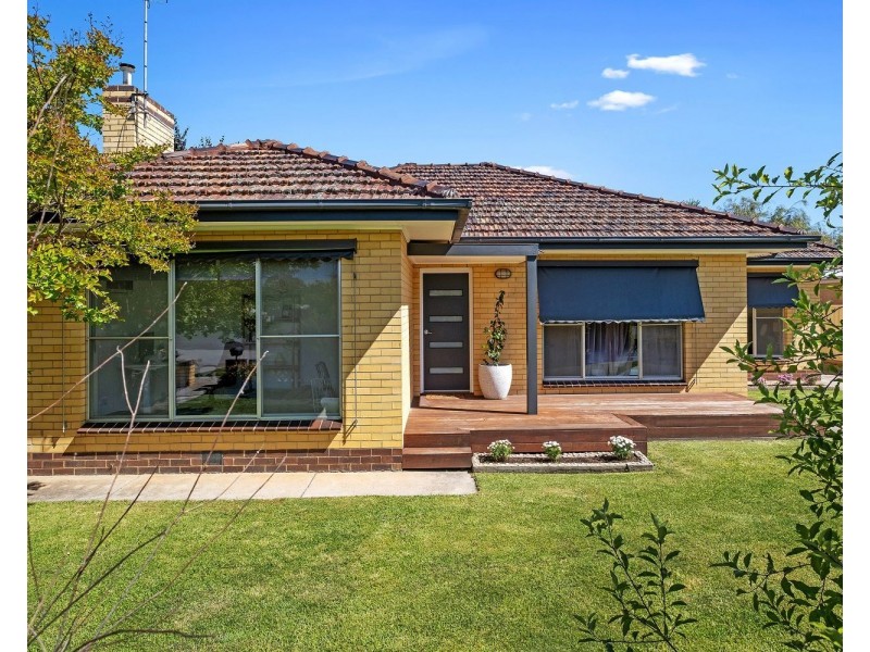 18 Carolin Street, Flora Hill VIC 3550