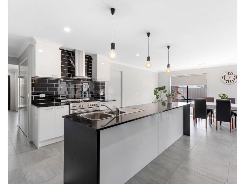 10 Limousin Court, Ascot VIC 3551