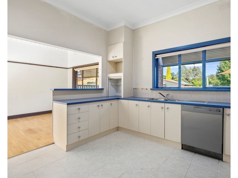 8 Margaret Crescent, Flora Hill VIC 3550