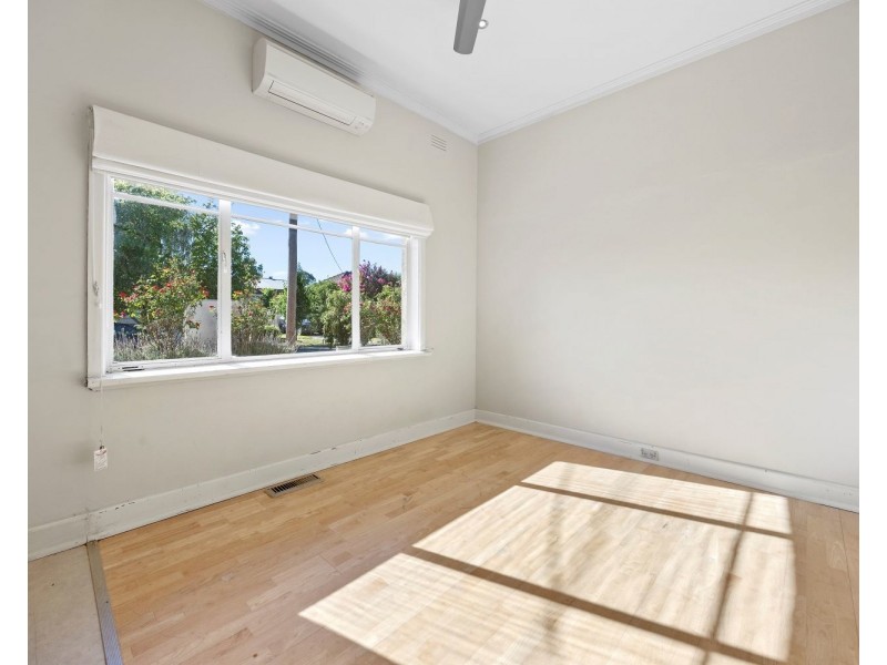 8 Margaret Crescent, Flora Hill VIC 3550