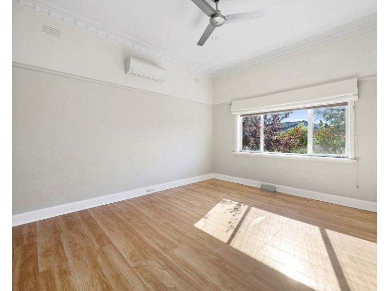 8 Margaret Crescent, Flora Hill VIC 3550