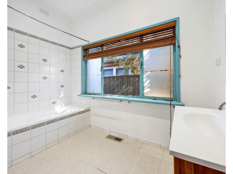 8 Margaret Crescent, Flora Hill VIC 3550