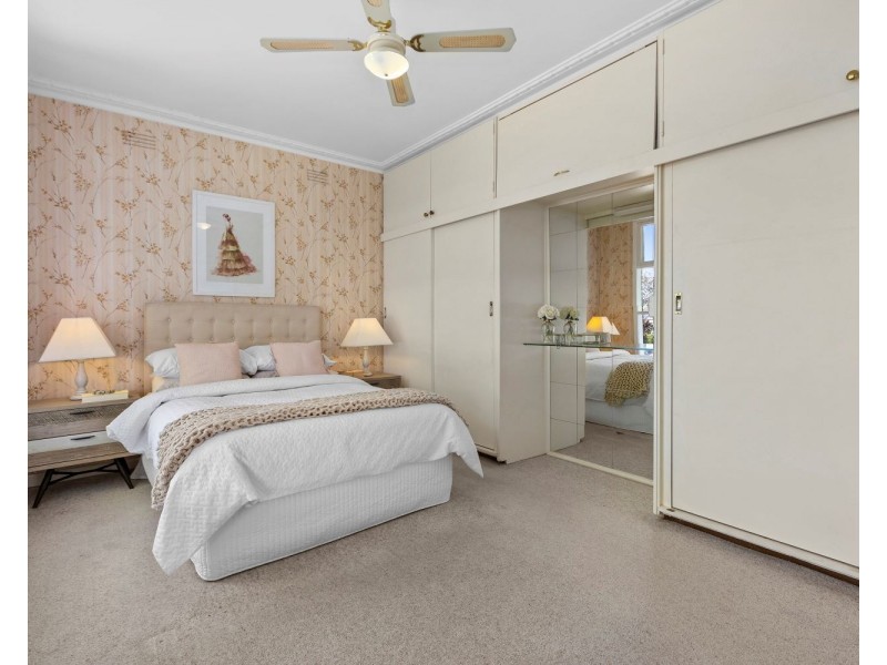 11 Longmore Street, Kangaroo Flat VIC 3555