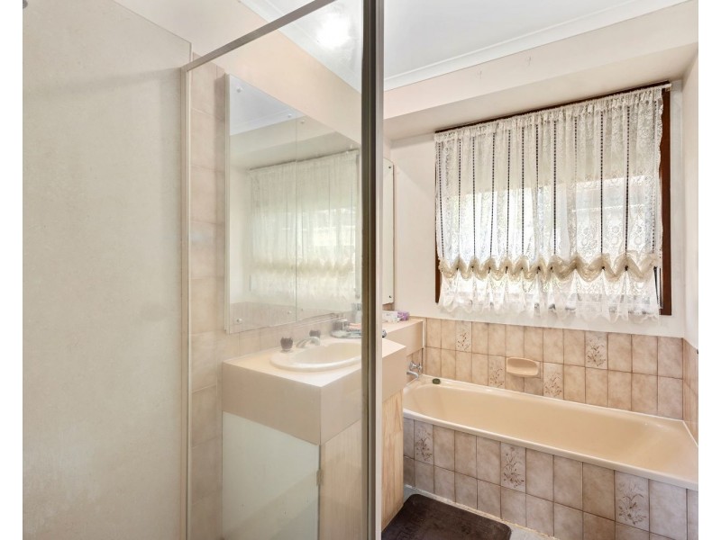 4 Seaton Grove, Golden Square VIC 3555