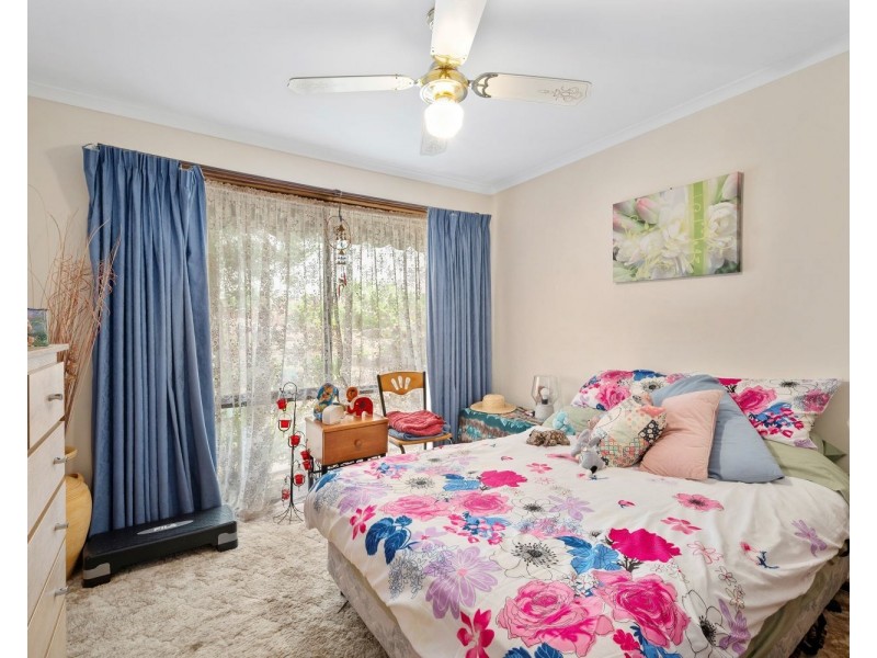 4 Seaton Grove, Golden Square VIC 3555