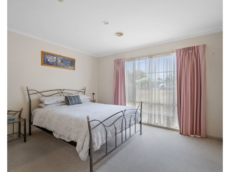 1/5 Lois Court, Golden Square VIC 3555