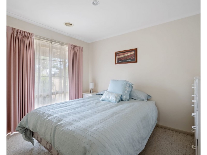 1/5 Lois Court, Golden Square VIC 3555