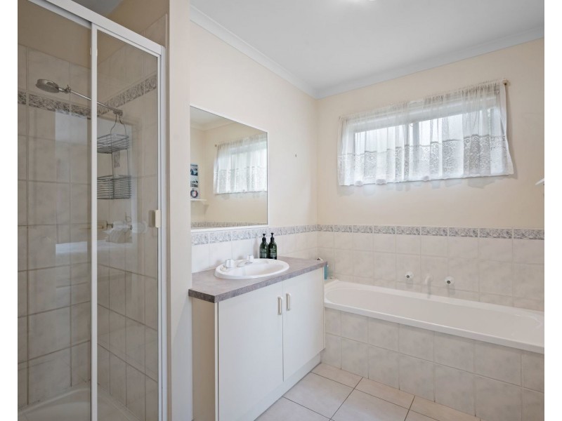 1/5 Lois Court, Golden Square VIC 3555