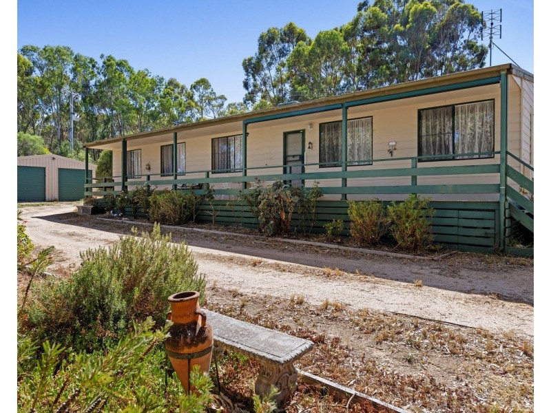 8 Scullys Lane, Heathcote VIC 3523