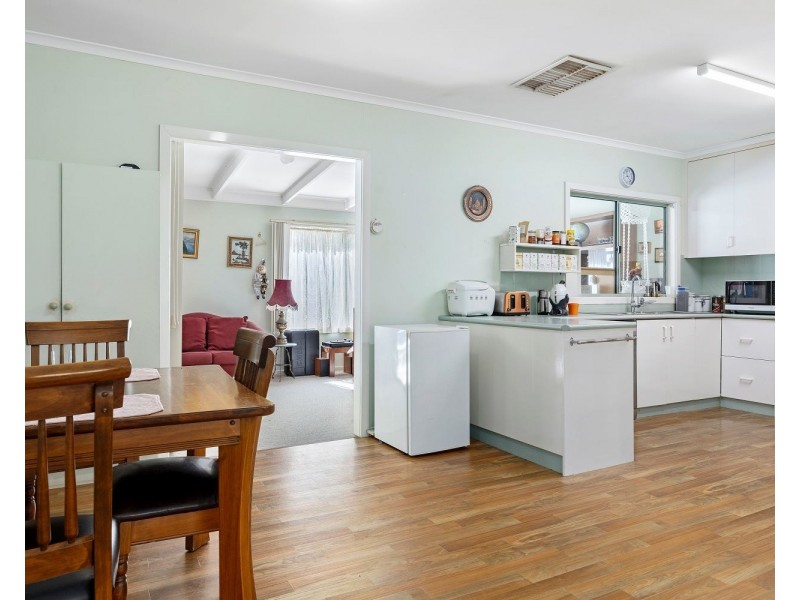 8 Scullys Lane, Heathcote VIC 3523