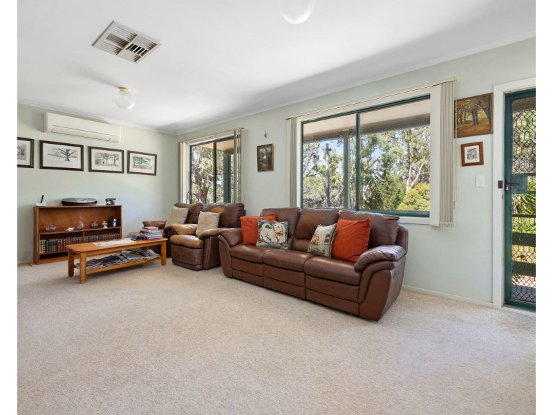 8 Scullys Lane, Heathcote VIC 3523