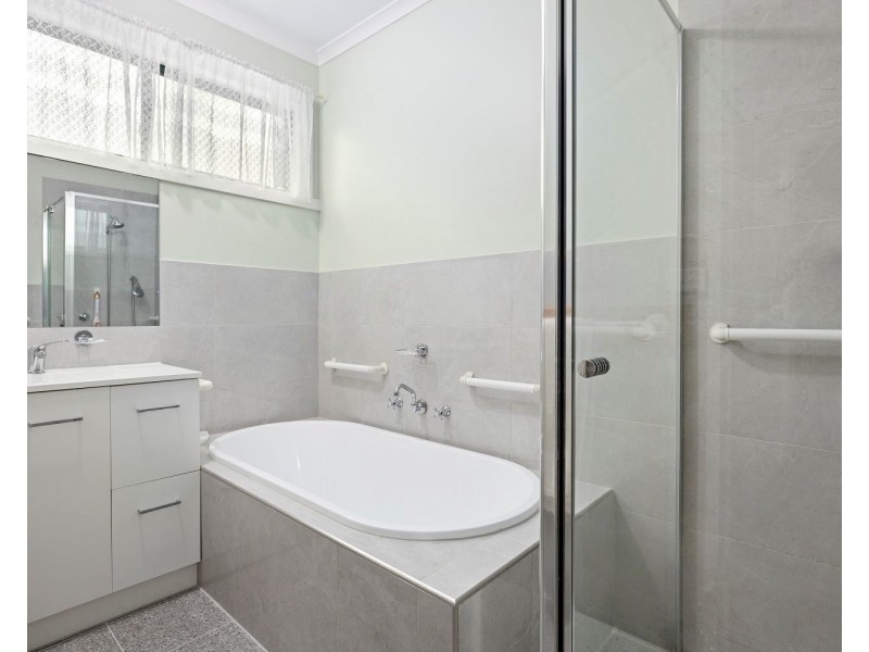 8 Scullys Lane, Heathcote VIC 3523
