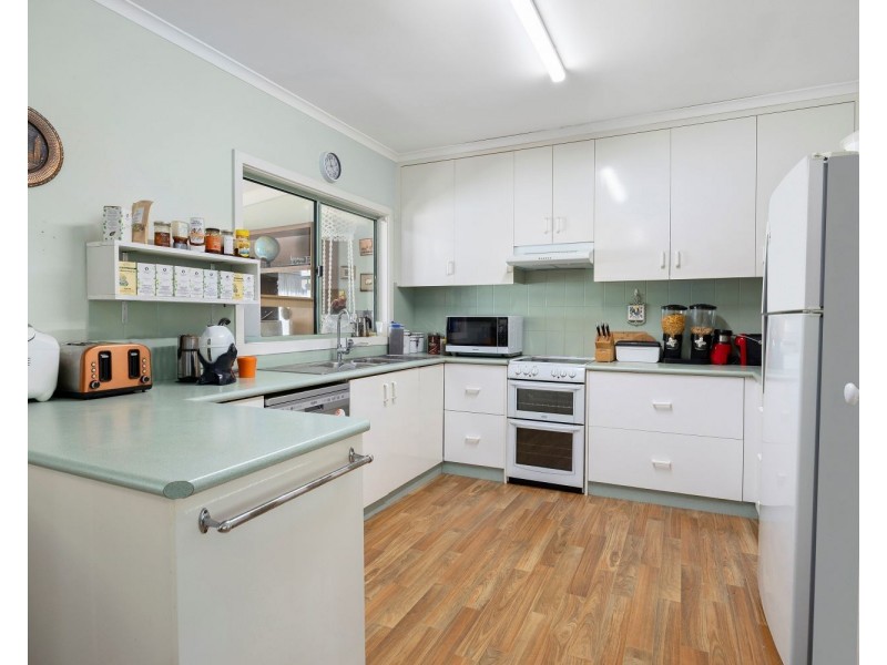 8 Scullys Lane, Heathcote VIC 3523