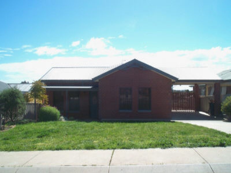 18 Pattison Drive, Kangaroo Flat VIC 3555