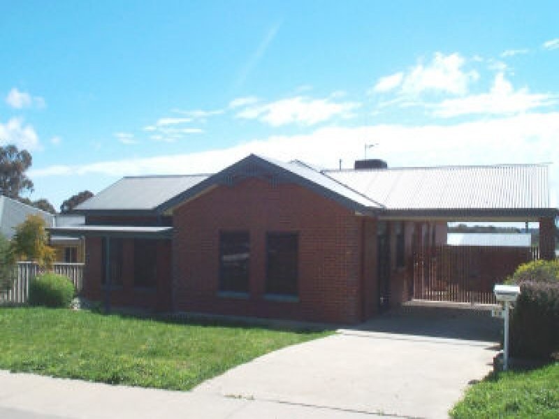 18 Pattison Drive, Kangaroo Flat VIC 3555