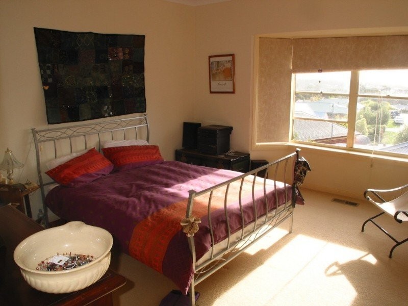 9 Derby Grove, Flora Hill VIC 3550