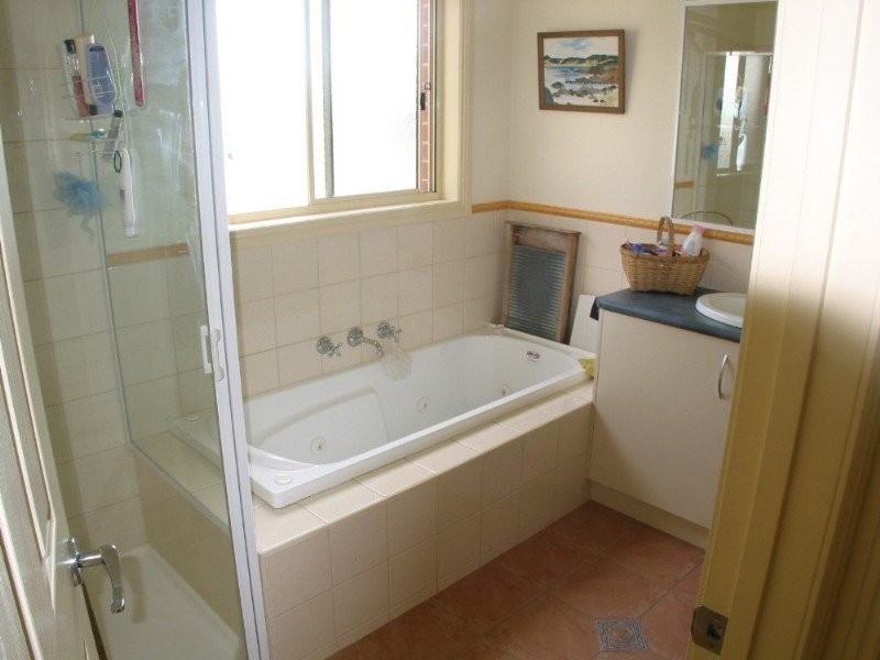 9 Derby Grove, Flora Hill VIC 3550