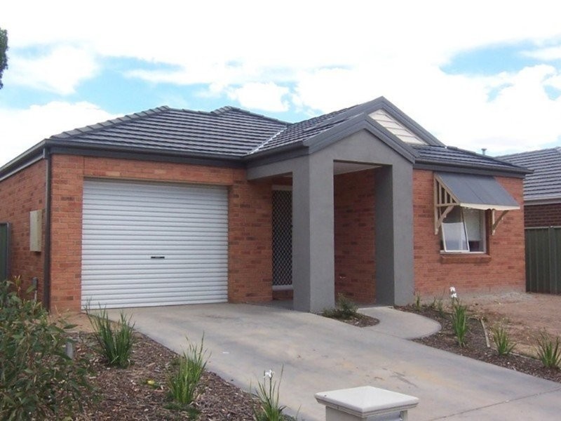 8 Vista St, Eaglehawk VIC 3556