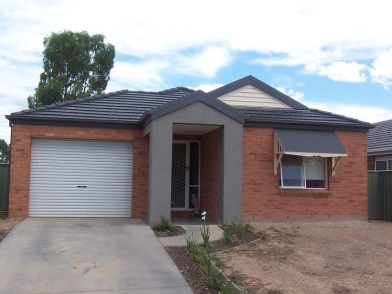 8 Vista St, Eaglehawk VIC 3556