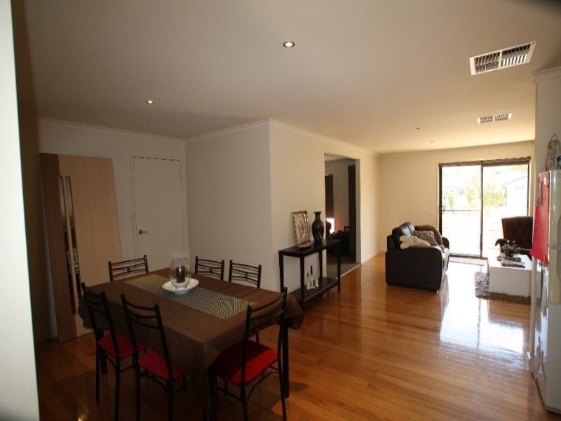 8 Caleb Close, Golden Square VIC 3555