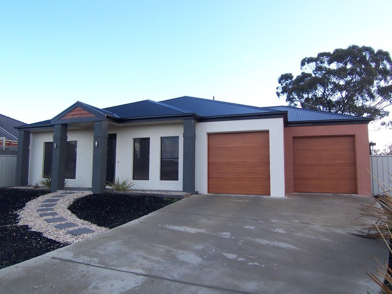 8 Gordonia Avenue, Epsom VIC 3551