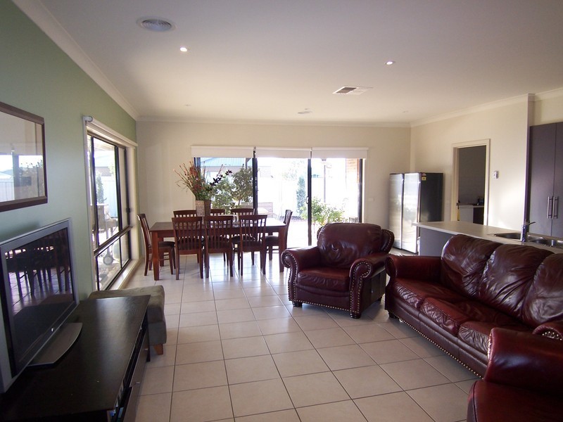 8 Gordonia Avenue, Epsom VIC 3551