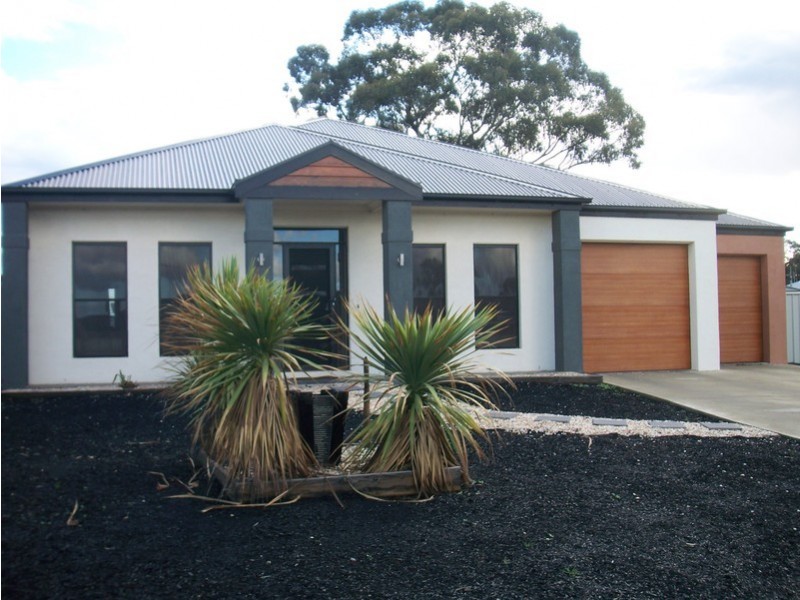8 Gordonia Avenue, Epsom VIC 3551