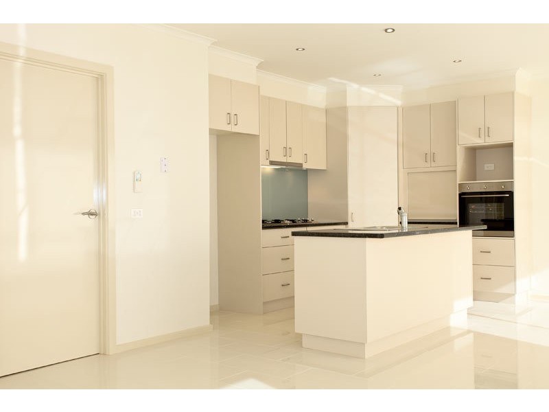 2/10 Neale Street, Kennington VIC 3550