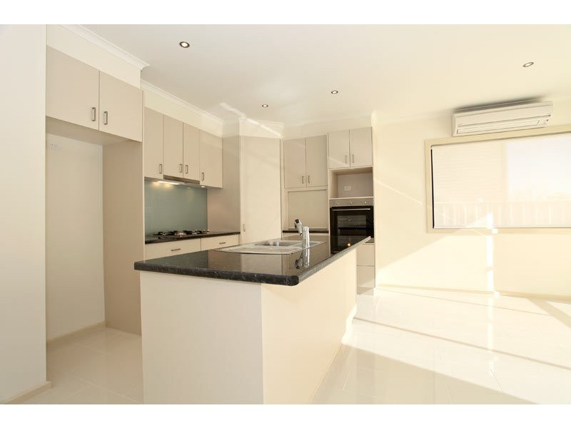 2/10 Neale Street, Kennington VIC 3550