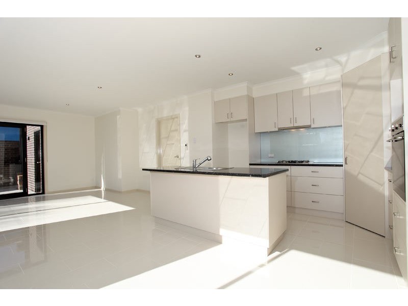 2/10 Neale Street, Kennington VIC 3550