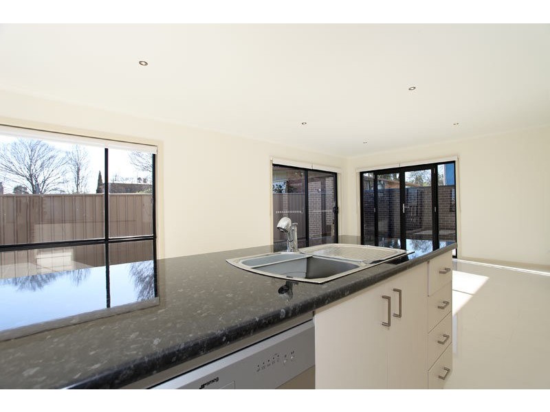 2/10 Neale Street, Kennington VIC 3550