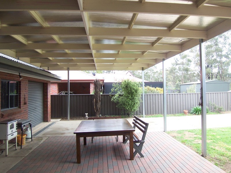 33 Gallway Drive, Eaglehawk VIC 3556