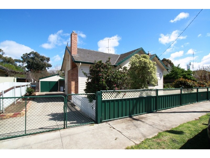9 Royal Avenue, Flora Hill VIC 3550