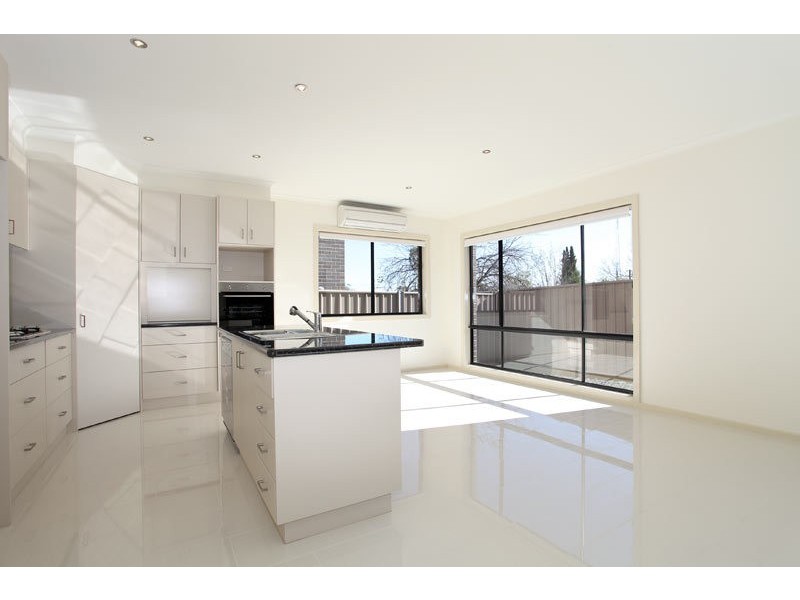 1/10 Neale Street, Kennington VIC 3550