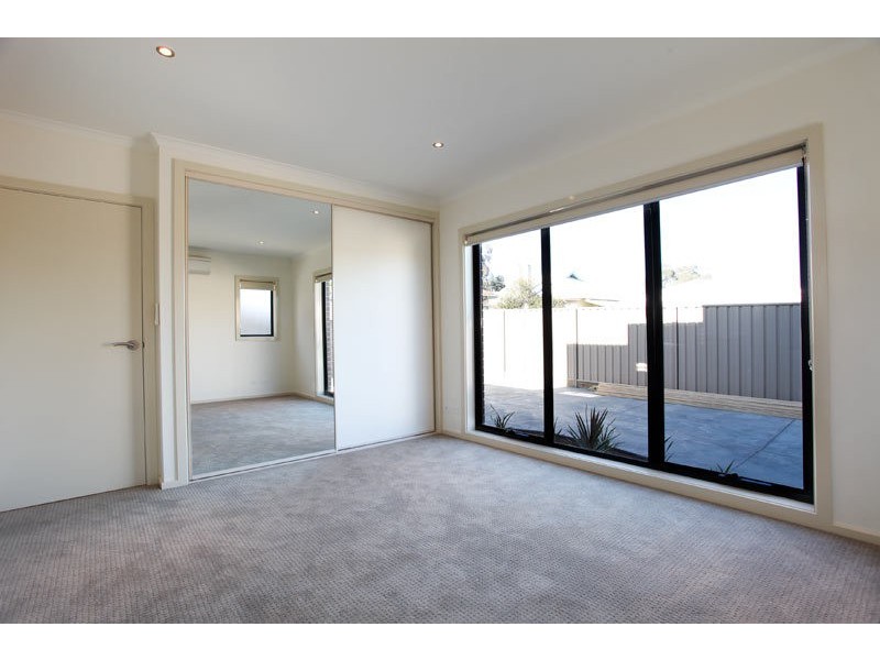 1/10 Neale Street, Kennington VIC 3550