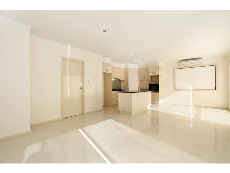 2/10 Neale Street, Kennington VIC 3550