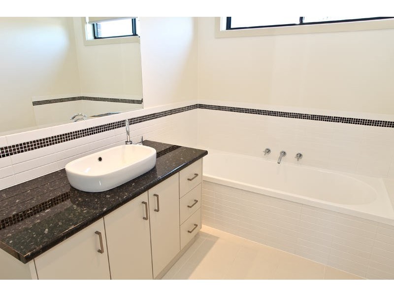 2/10 Neale Street, Kennington VIC 3550