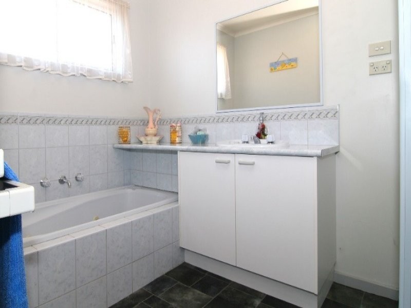 6 Pauline Crt, Kangaroo Flat VIC 3555