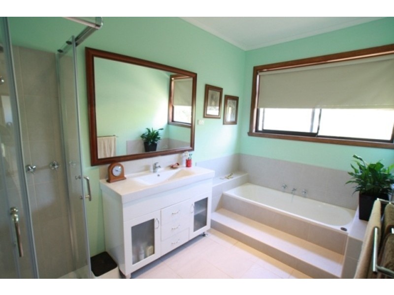 18 Taylor Street, California Gully VIC 3556