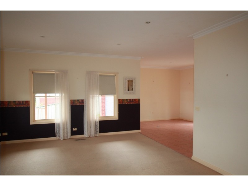 2/9 Derby Grove, Flora Hill VIC 3550