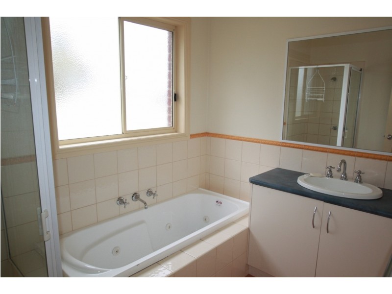 2/9 Derby Grove, Flora Hill VIC 3550